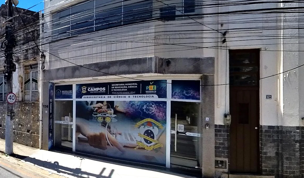 Fachada do prédio comercial da Avenida Alberto Torres, 174, em Campos dos Goytacazes, no período em que abrigava a Subsecretaria de Ciência e Tecnologia da Prefeitura Municipal — o número 174 aparece na esquina do imóvel.